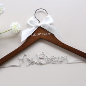 Personalisierte Hochzeit Kleiderbügel, Brautparty Geschenke, Braut Kleiderbügel, Brautjungfer Kleiderbügel, benutzerdefinierte Geschenke Bild 9