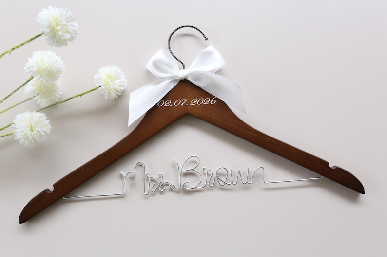 Personalisierte Hochzeit Kleiderbügel, Brautparty Geschenke, Braut Kleiderbügel, Brautjungfer Kleiderbügel, benutzerdefinierte Geschenke Bild 9