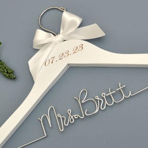 Personalisierte Hochzeit Kleiderbügel, Brautparty Geschenke, Braut Kleiderbügel, Brautjungfer Kleiderbügel, benutzerdefinierte Geschenke Bild 2