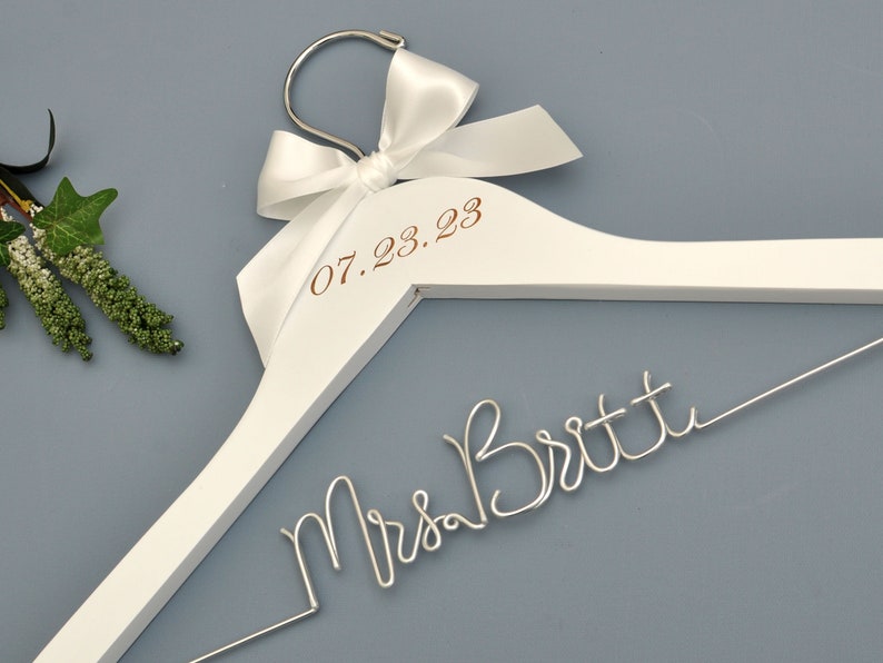 Personalisierte Hochzeit Kleiderbügel, Brautparty Geschenke, Braut Kleiderbügel, Brautjungfer Kleiderbügel, benutzerdefinierte Geschenke Bild 2