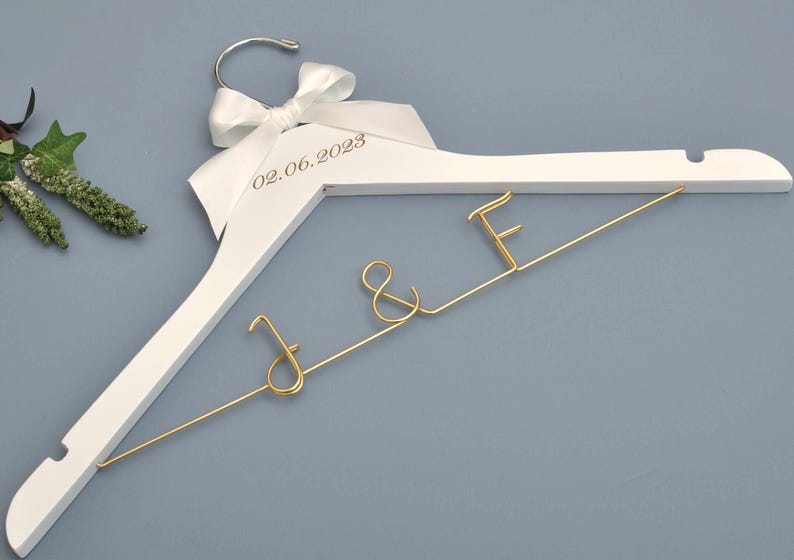 Personalisierte Hochzeit Kleiderbügel, Brautparty Geschenke, Braut Kleiderbügel, Brautjungfer Kleiderbügel, benutzerdefinierte Geschenke Bild 4