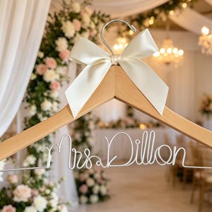 Personalisierte Hochzeit Kleiderbügel, Brautparty Geschenke, Braut Kleiderbügel, Brautjungfer Kleiderbügel, benutzerdefinierte Geschenke Bild 6