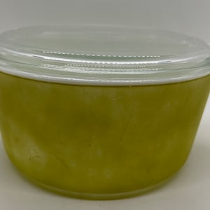 Vintage Pyrex 1 1/2 Quart Casserole Dish with lid, Verde Avocado Green