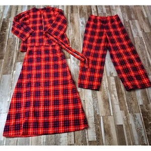 Puede incluir: Una falda y un top a juego de cuadros rojos y negros con una camisa de manga larga y un pantalón.