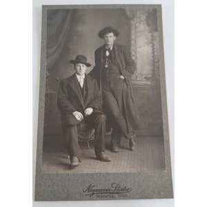 Fotografia de cartão de armário antigo, chapéus jovens com chapéus Fedora, eduardianos, início dos anos 1900, Negaunee MI