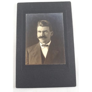 Cartão de gabinete antigo fotografia homem com guiador bigode eduardiano início dos anos 1900