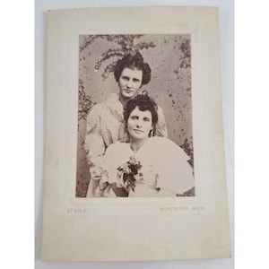 Gabinete antiguo Tarjeta Fotografía Mujeres jóvenes ID'd Edwardian Wood Stierle Menominee MI