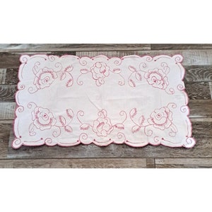 VTG Embroidered Table Runner Pink Roses Scalloped Edge Farmhouse 22.5x13