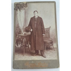 Gabinete antiguo Tarjeta Fotografía Joven sosteniendo sombrero Edwardian Principios de 1900 Thomas Studios Negaunee