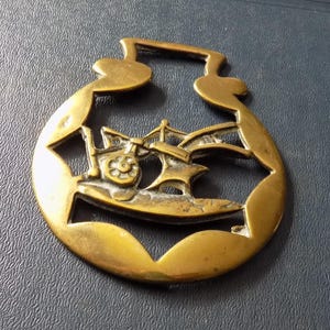 Rare cast antique HORSE BRASS PLOUGH Style Design Made in England