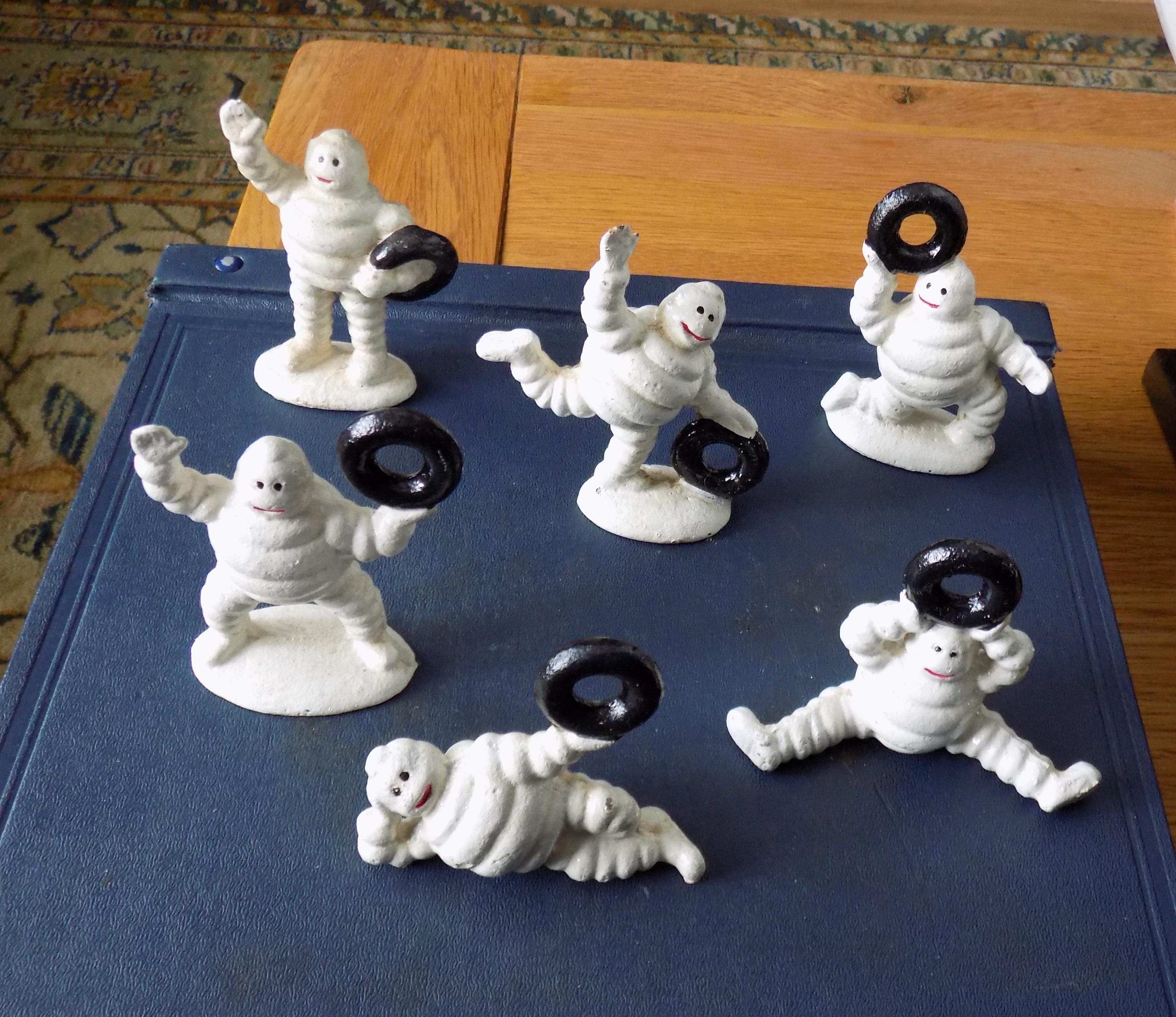 Set van 6 gietijzeren MICHELIN MEN Bibendum-ornamenten poseren met banden