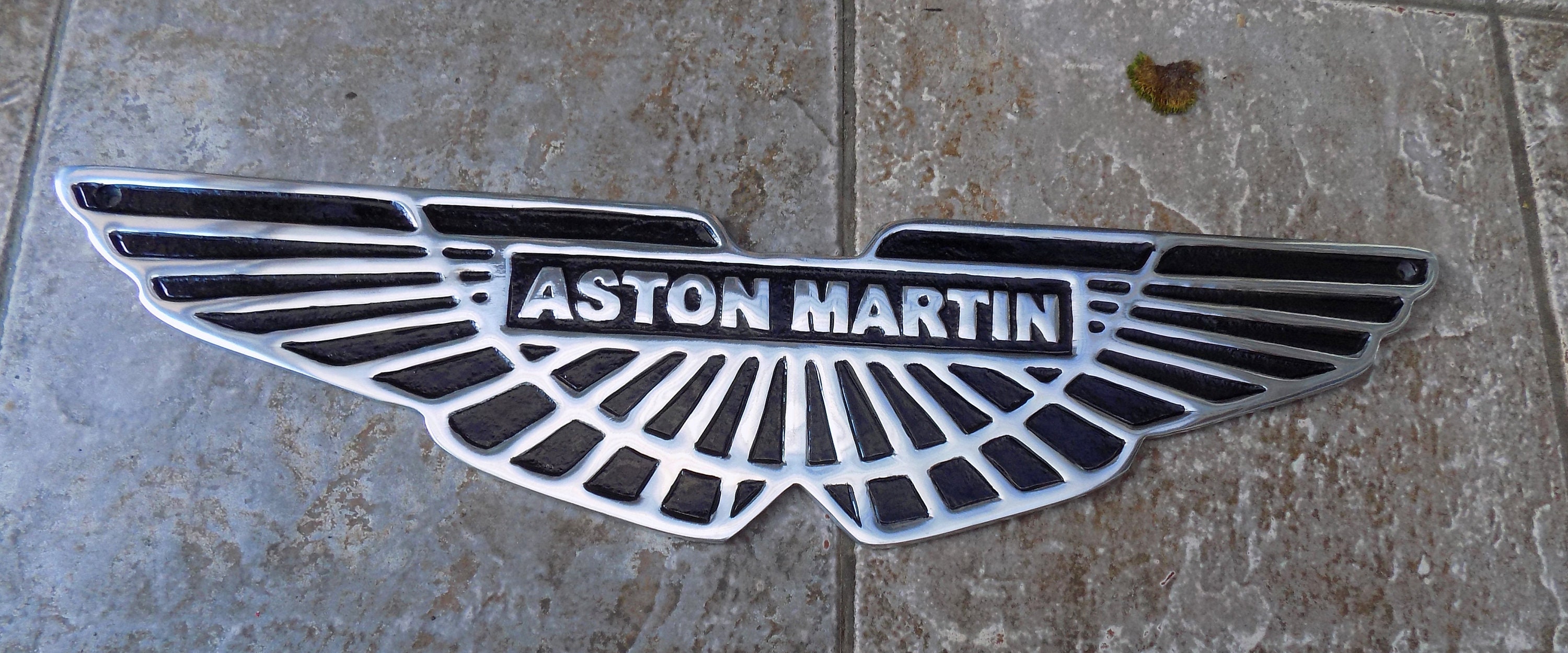 Un choix judicieux Le portail de luxe de style de vie Cargifts Porteclés logo pour ASTON MARTIN