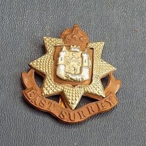 WW1/WW2 EAST SURREY REGIMENT Bi Metall Armee Mützenabzeichen mit original Messing Befestigung mit Schieber