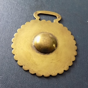 Antike PFERD MESSING mit erhöhter Zentraler Sonnenscheibe in solidem Rand Made in England