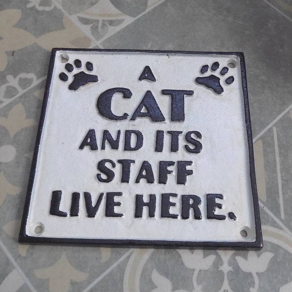 Gusseisen Schild "Eine Katze und sein Stab leben hier" 7 1/2" Quadratisch oder 19cm