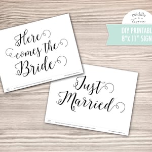 Puede incluir: Dos carteles de boda imprimibles, uno que dice "Aquí viene la novia" y el otro que dice "Just Married". Los carteles miden 20,3 cm por 27,9 cm.