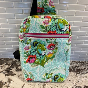 Le sac à bandoulière, communément appelé Sandhill Sling, est un sac à bandoulière mains libres très populaire. Une poche extérieure et une poche intérieure