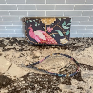 Geldbeutel, in dem du deinen Reisepass, 2 Kartenfächer, Bargeld und eine Außen- und Innentasche mit Reißverschluss verstaut. Tilda Chic Escape Collection Stoff.