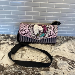Tragbare Geldbörse Clutch mit 12 Kartenfächern, 1 Fach mit Reißverschluss, 2 Einsteckfächer & Magnetverschluss. Tula Pink De La Luna Deja Vu Stoff.