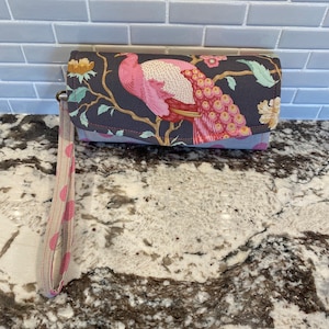 Clutch im Akkordeon-Stil mit 12 Kartenfächern, 1 Reißverschlussfach, 2 Einsteckfächern & Magnetverschluss. Tilda Chic Escape Stoff