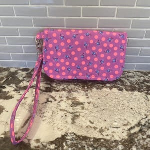 Cartera con capacidad para guardar tu pasaporte, 2 ranuras para tarjetas, dinero en efectivo y un bolsillo exterior e interior con cierre. Tejido Tula Pink Untamed.