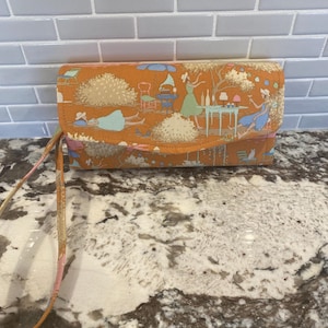 Clutch im Akkordeon-Stil mit 12 Kartenfächern, 1 Reißverschlussfach, 2 Einsteckfächern & Magnetverschluss. Tilda Sonntagsbrunch Stoff.