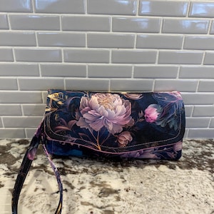 Clutch im Akkordeon-Stil mit 12 Kartenfächern, 1 Reißverschlussfach, 2 Einsteckfächern & Magnetverschluss. Nachtpfingstrose Leinwand.