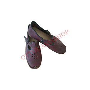 Puede incluir: Un par de zapatos de cuero burdeos con cierre de hebilla y detalles recortados. Los zapatos tienen una punta redonda y un tac&oacute;n bajo.