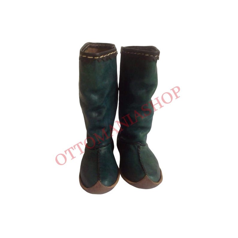 K&ouml;nnte beinhalten: Ein Paar tealfarbene Lederstiefel mit spitzer Zehenkappe und einer dekorativen Naht am oberen Rand. Die Stiefel sind aus weichem, geschmeidigem Leder gefertigt und haben eine bequeme Passform.