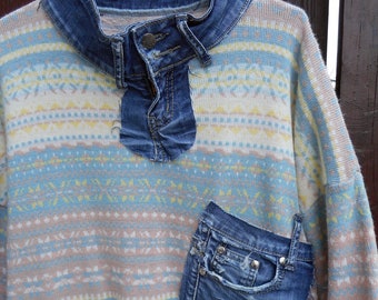 Rework Pastellpullover, Tunika-Denim-Jeans, applizierte Upcycled-Kleidung für Damen, Artsy Eco Recycled Refashioned Funky Lagenlook Boho