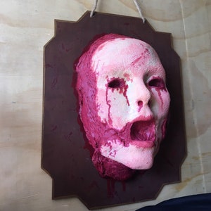 Bloody Screaming Female Human Face Plaque prop Haunt Horror Halloween decoration