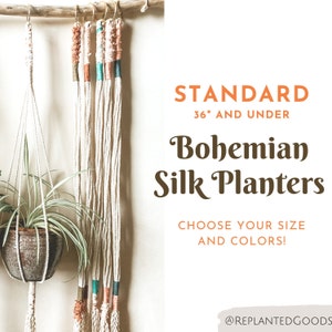 Può includere: Un set di sei portavasi in macramè in corda di cotone bianca naturale con accenti colorati. I portavasi sono lunghi 36 pollici o meno. Il testo "STANDARD 36" AND UNDER Bohemian Silk Planters CHOOSE YOUR SIZE AND COLORS! @REPLANTEDGOODS" è visibile nell'immagine.