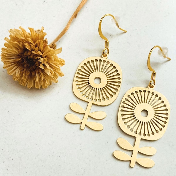 Brincos de argola estilo retrô escandinavo com flor // Brincos de argola pequenos // Brincos anos 60 e 70 // Brincos de latão estilo meados do século // Coleção com vibe vintage