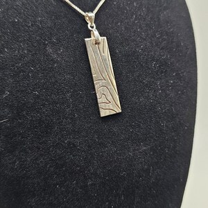Colgante de plata artesanal con diseño de líneas onduladas - Joyería artesanal elegante