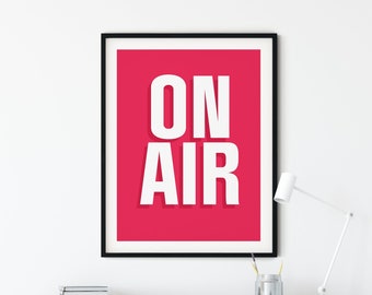 Impresión artística rosa "On Air": Arte mural de galería con tipografía audaz