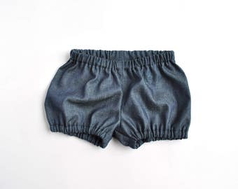 Flores en Dark Denim. Unisex Classic Bloomers. Bloomers Azules. Cubierta de pañales para niños.  Hecho a mano Unisex Baby Bloomers. Pantalón corto suave de mezclilla.