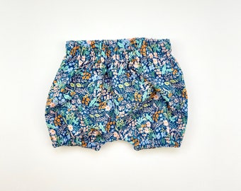 Blaue Blumenbloomer. Klassische Bloomers. Blaue Wiese Bloomers. Gewehr Papier Co. Vintage-Stil handgemachte Baby Bloomers.