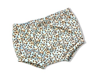 Blaue Leopard Bummie Shorts, Creme Baby und Kleinkind Shorts, Stretch Shorts, Handgemachte Kinder Shorts, Made in the UK, Bio-Kinderkleidung,