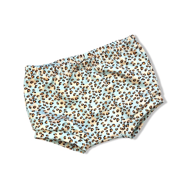 Blaue Leopard Bummie Shorts, Creme Baby und Kleinkind Shorts, Stretch Shorts, Handgemachte Kinder Shorts, Made in the UK, Bio-Kinderkleidung,