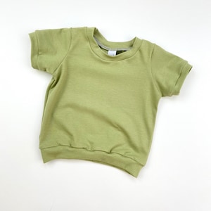 Salbei grün Kurzarm Baby T-shirt. Handgemachte T-shirt für Baby. Grüne Kleinkind Baby T-shirt. Weiche grüne Unisex T-shirt. Bild 1