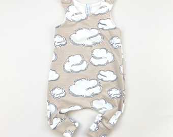 Fluffy Clouds Organic Romper. Ręcznie robiony kremowy kombinezon dla malucha. Długi kombinezon dla niemowląt. Organiczny prezent dla dziecka. Prezent dla noworodka. Ręcznie robiony kombinezon dla niemowląt.