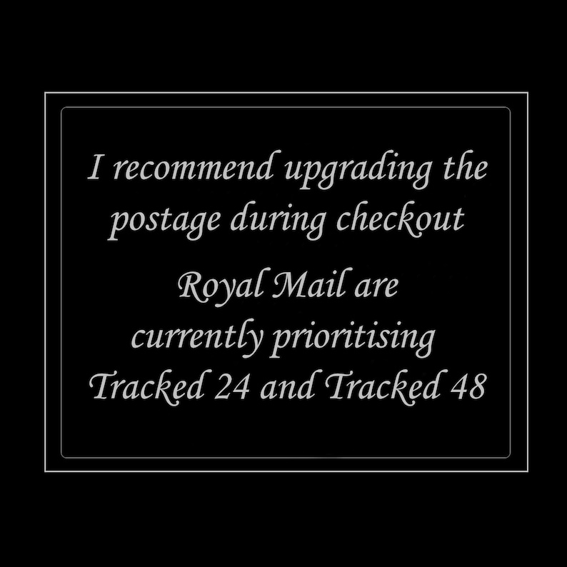 Puede incluir: Fondo negro con un rect&aacute;ngulo enmarcado en blanco que contiene texto. El texto dice: "Recomiendo actualizar el franqueo durante el pago. Royal Mail est&aacute; priorizando actualmente Tracked 24 y Tracked 48."