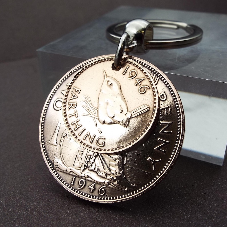 Pu&ograve; includere: Portachiavi con monete vintage, tra cui un Farthing e un Penny del 1946. Il Farthing presenta un uccello, il Penny Britannia. Il portachiavi &egrave; in metallo con un anello portachiavi argentato.