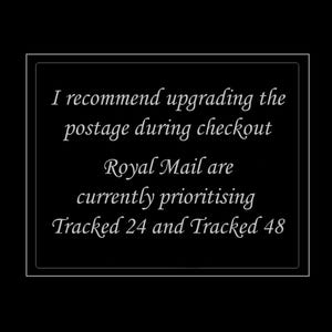 Pu&ograve; includere: Sfondo nero con un rettangolo bordato di bianco contenente testo. Il testo recita: "Consiglio di aggiornare l'affrancatura durante il checkout. Royal Mail sta attualmente dando la priorit&agrave; a Tracked 24 e Tracked 48."
