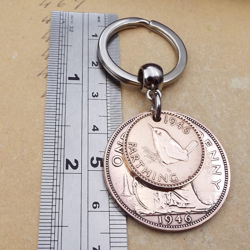 Puede incluir: Llavero vintage con dos monedas de cobre. La moneda m&aacute;s grande es un penique de 1946, y la m&aacute;s peque&ntilde;a es un farthing de 1946. El llavero incluye un llavero plateado y un lazo de conexi&oacute;n. Las monedas tienen aproximadamente 3,2 cm de di&aacute;metro.