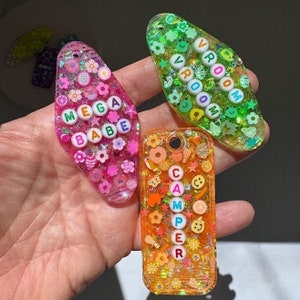 Llaveros retro de resina con cuentas de letras arcoíris: regalos personalizados y personalizables.