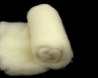 Pode incluir: Um rolo de lã cardada branca, uma fibra natural usada para feltro, fiar e outros trabalhos manuais.