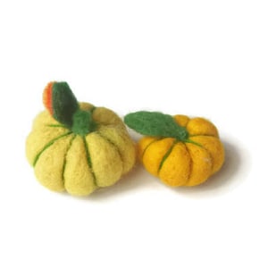 6 felt pumpkins, felted pumpkins, small pumpkins, tiny pumpkins, decorative pumpkins, Fall Decor Thanksgiving Decor, Halloween Pumpkin decor