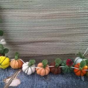 Dekoracja girlandy na Święto Dziękczynienia, girlanda z filcowych kulek z dyni na Święto Dziękczynienia, girlanda na Halloween, dekoracje na Halloween, dekoracja girlandy w kolorach jesieni