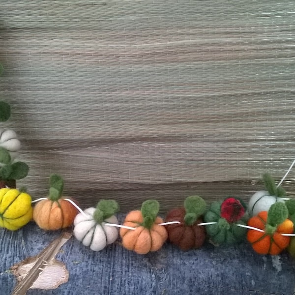 Holiday Thanksgiving garland decor, Thanksgiving pumpkin felt ball garland, Halloween garland, Halloween decor, Fall colors garland decor